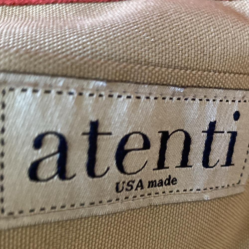 Elegant Black and Red Tote with Nordic Flair - Picture 7 of 8